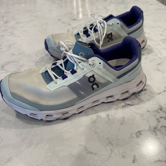 On cloudvista shoes - Picture 2 of 8